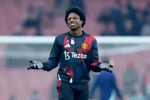 الظهير المنسي.. مالاسيا يطرق باب يونايتد بعد 550 يومًا من الغياب